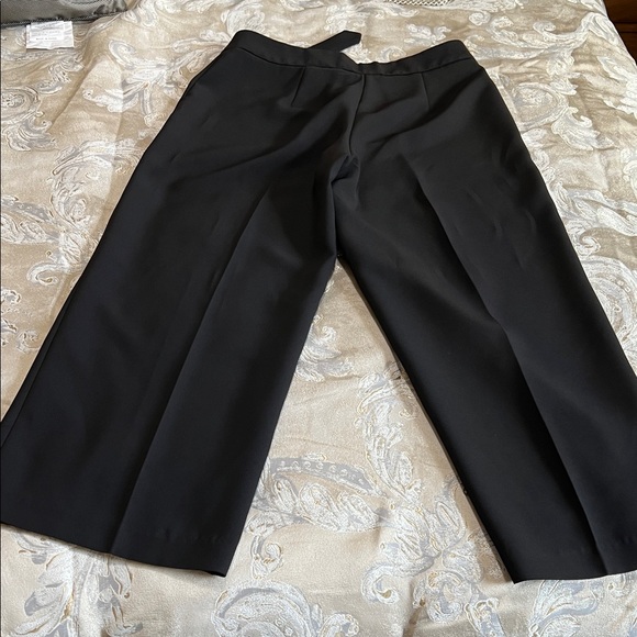 Women’s Black wide leg capris Pants - Picture 2 of 9